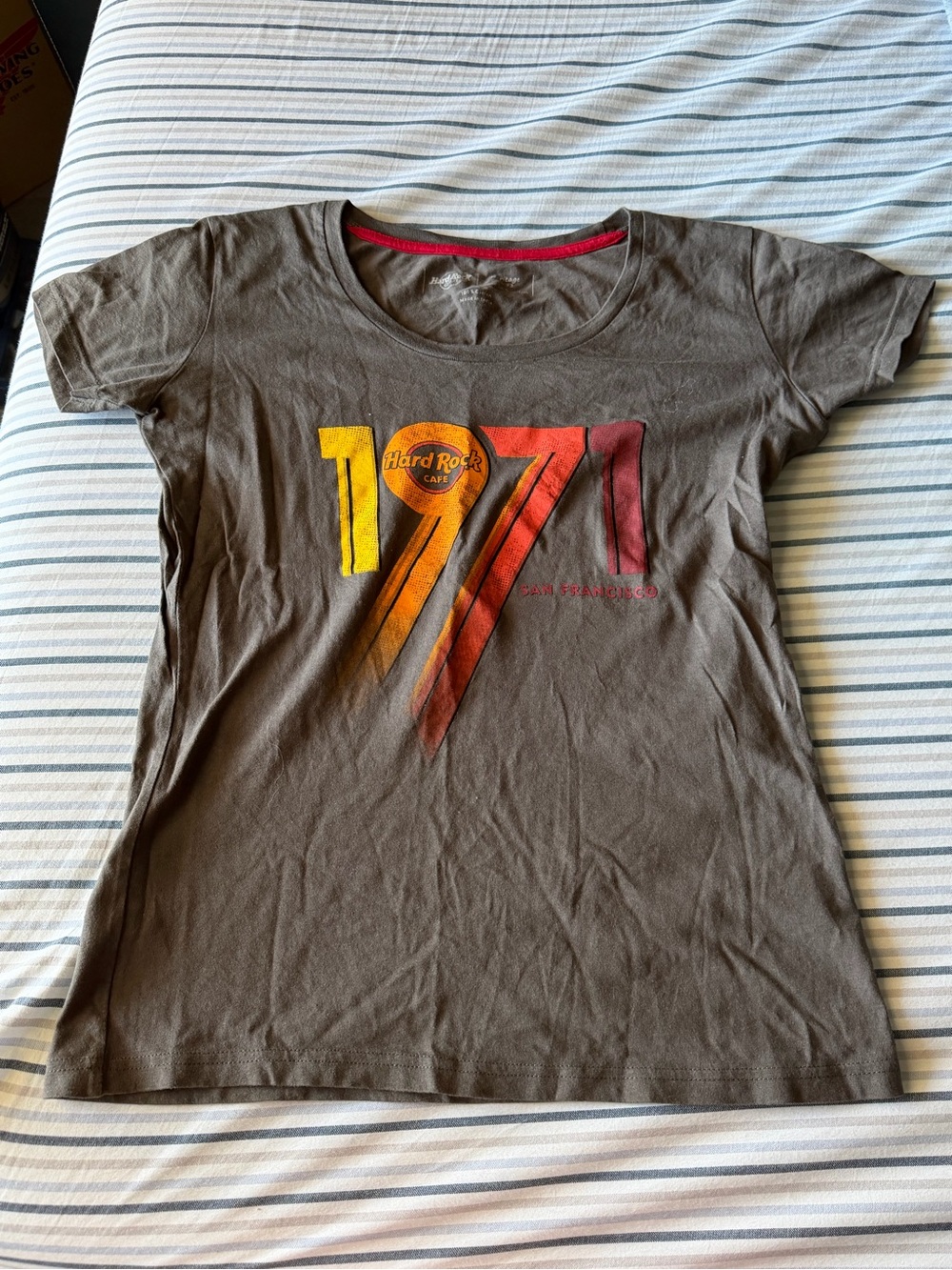 Hard Rock Cafe Brown Short Sleeve '1971' Graphic Tee with Yellow & Red Accents